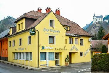 مبيت وإفطار Cafe Hoppala