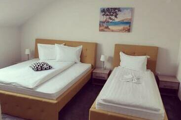 هاستل Pensiunea La Gagea