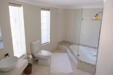 Aamiaismajoitus (B&B) Amber Light Wilderness Beach Cottage