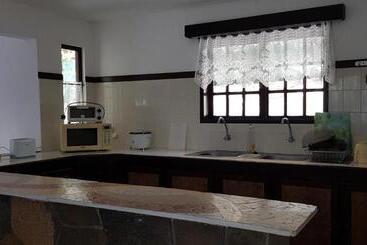 تختخواب و صبحانه Colibri Beach Villas