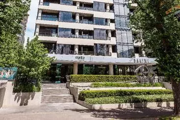 Отель Mantra St Kilda Road