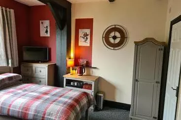 Отель Tudor Lodge