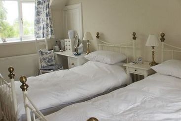 Отель Hollyburn House