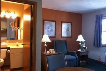 Otel East Street Inn & Suites