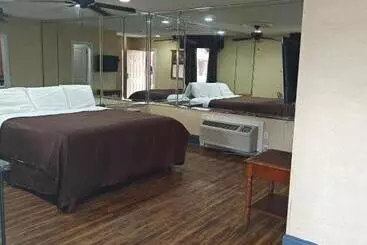 ホテル Deluxe Inn   Savannah