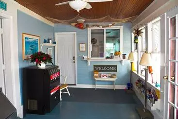 هتل Coast Village Inn & Cottages