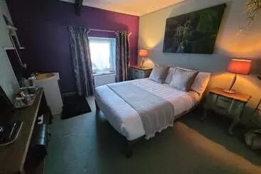 Hideaway Escapes, Farmhouse B&b & Holiday Home, Ideal Family Stay Or Romantic Break, Friendly Animal