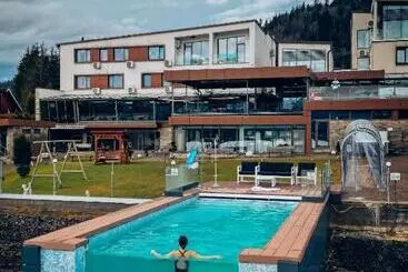 Hotel Roser House Boutique Pe Malul Lacului Colibita