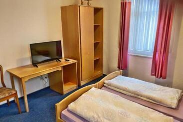 Pensão Maccaroni Restaurants & Hotels