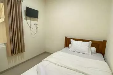 Hotel Nipa Guest House Near Universitas Widyagama Mitra Reddoorz