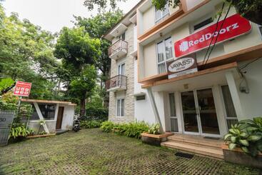 Hotel Reddoorz Syariah Near Prasetya Mulya Cilandak Campus