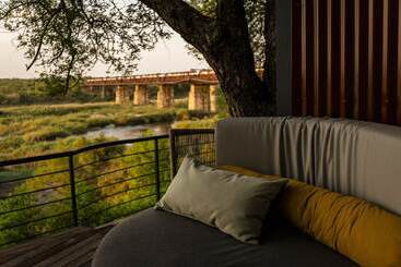 Отель Kruger Shalati   Train On The Bridge & Garden Suites
