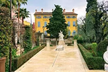 Majatalo Un Palmier à Sa Fenêtre