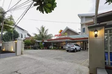 Hotel Reddoorz Plus At Swun Stay Raya Langsep