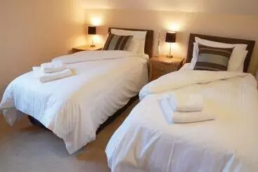 Swallow Lodge With Hot Tub, Dogs Welcome Sleeps 8, Great Resort Facilities
