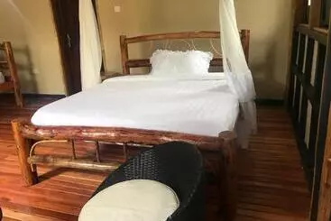 هتل Enshama Game Lodge And Campsite