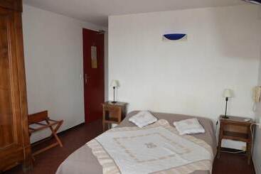 ホテル Hôtel Restaurant Le César