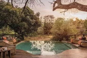 Бунгало Tuningi Safari Lodge