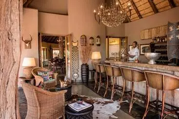 Bungalow-majoitus Tuningi Safari Lodge