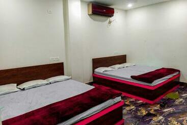 Hotel Oyo 87411  Parinay Vatika