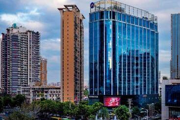בית מלון כפרי Grand Mercure Xiamen Downtown Free Welcome Fruit & Metro Station
