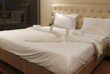 בית מלון כפרי The Royal Chandra