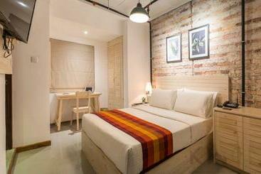 פנסיון Blackout Boutique