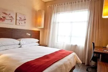 호텔 Peermont Metcourt At Umfolozi Empangeni