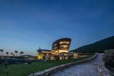 Hotel Runaway Cow Winery Retreat