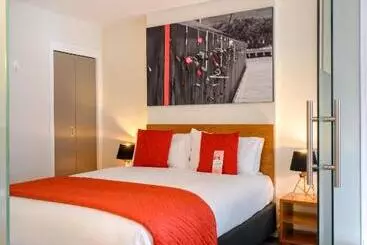 Отель Boulcott Suites