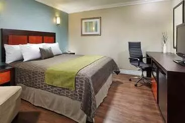 בית מלון כפרי American Inn Downey