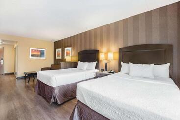 فندق La Quinta Inn & Suites Bel Air