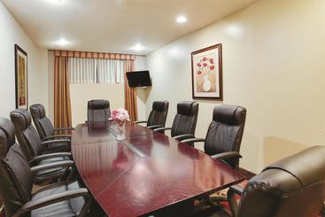 Отель JFK View Inn & Suites