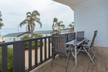 فندق Tuross Beach Cabins & Campsites