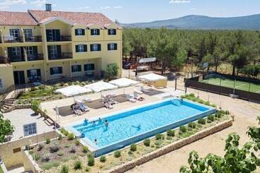 Hotel Spacious Park View Room With Breakfast Included