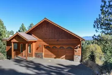 Mökkimajoitus Hilltop Hideaway W/ Game Room & Forest Views!