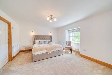 بيت ريفى Hollins House