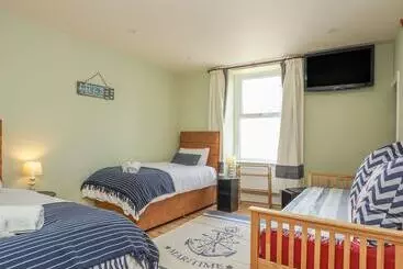 Mökkimajoitus Gadlys House   Waters Edge