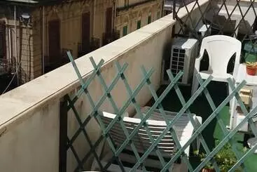 تختخواب و صبحانه L'attico
