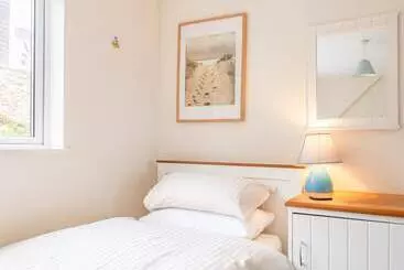 Cottage Hydeaway, 7 Grafton Towers