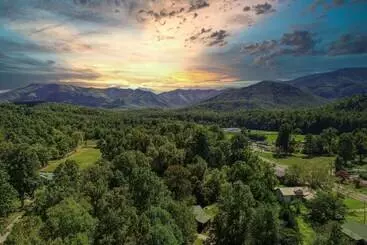 Mökkimajoitus Sweet    2 Bedrooms, 2 Baths, Sleeps 6 Cabin By Redawning