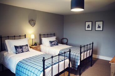 Сельский дом West House