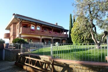 اقامتگاه Villa Poggio Chiaro