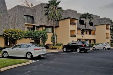 هتل آپارتمان The Islands Club