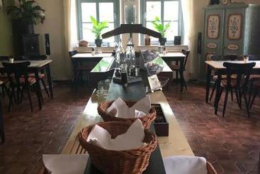 ホテル Krone Post