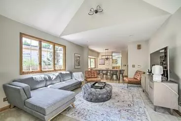 ツーリストアパートメント Lovely Kalamazoo River Home With Dock And Hot Tub