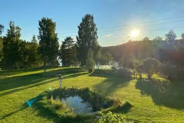 ツーリストアパートメント Sjöutsikt, Röd Trästuga Med Traditionellt Yttre Skandinavisk, Modernt Inre Och Alla Bekvämligheter