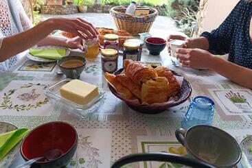 بنسيون Les Jardins D Arbousse