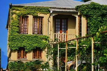 هتل Maximus Wine Cellar & Guest House,bagdati Wine House