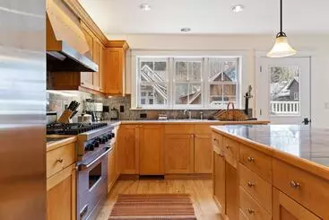 Turistihuoneistot Legacy House By Avantstay Beautiful 4bdr Home In Great Location W Hot Tub